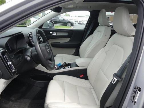 2023 Volvo XC40 B5 Plus Bright Theme