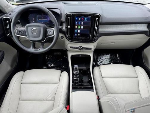 2023 Volvo XC40 B5 Plus Bright Theme