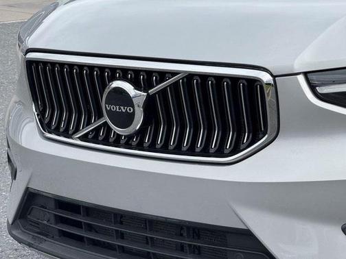 2023 Volvo XC40 B5 Plus Bright Theme