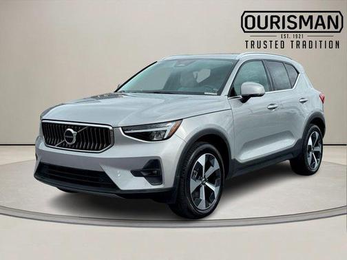 2023 Volvo XC40 B5 Plus Bright Theme
