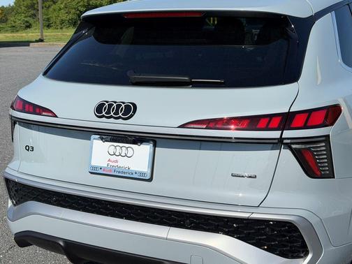 Daytona Gray Pearl Effect 2026 Audi Q3 S line