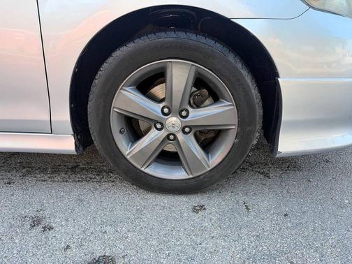 Classic Silver Metallic 2010 Toyota Camry SE