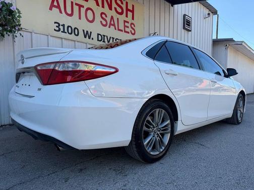 Super White 2016 Toyota Camry SE