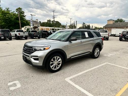 ICONIC SILVER METALLIC 2024 Ford Explorer XLT