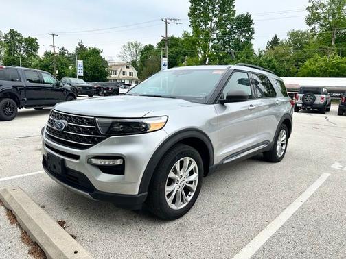 ICONIC SILVER METALLIC 2024 Ford Explorer XLT