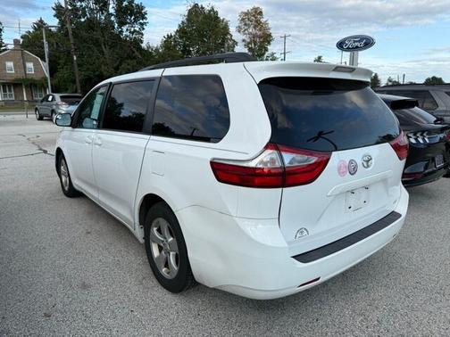 2017 Toyota Sienna LE 7 PASSENGER AUTO ACCESS SEAT