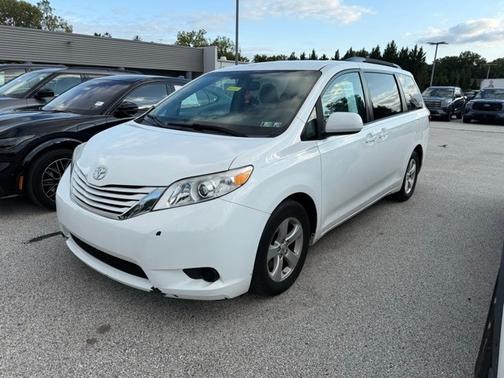 2017 Toyota Sienna LE 7 PASSENGER AUTO ACCESS SEAT