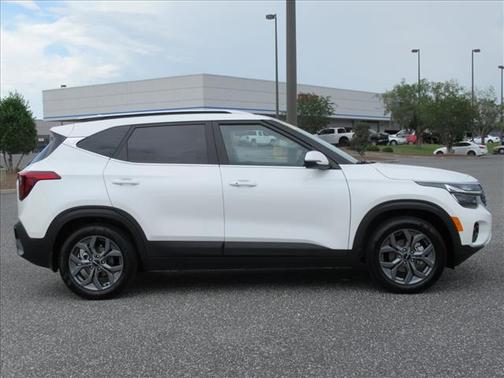 Snow White Pearl 2024 Kia Seltos S