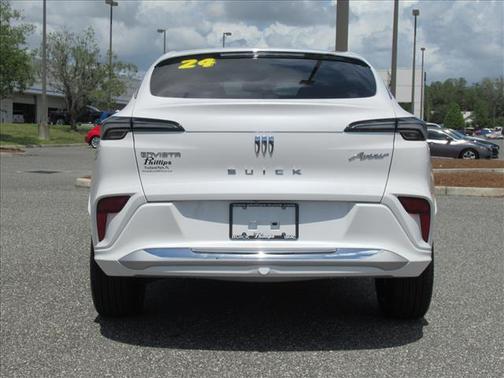 White Frost Tricoat 2024 Buick Envista Avenir FWD