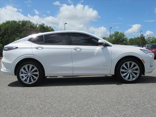 White Frost Tricoat 2024 Buick Envista Avenir FWD