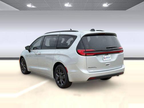 Silver Mist Clearcoat 2026 Chrysler Pacifica L