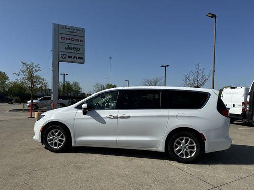 2023 Chrysler Voyager LX