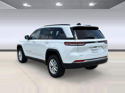 Bright White Clearcoat 2026 Jeep Grand Cherokee Laredo