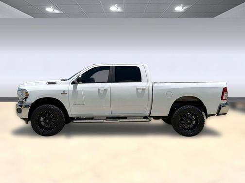 Bright White Clearcoat 2022 RAM 2500 Big Horn Crew Cab 4x4 6'4' Box