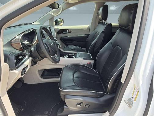 Bright White Clearcoat 2023 Chrysler Pacifica Limited