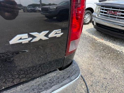 Diamond Black Crystal Pearlcoat 2021 RAM 1500 Classic SLT