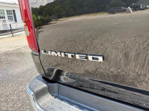 Diamond Black Crystal Pearlcoat 2019 RAM 1500 Limited