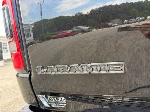 Diamond Black Crystal Pearlcoat 2021 RAM 1500 Laramie