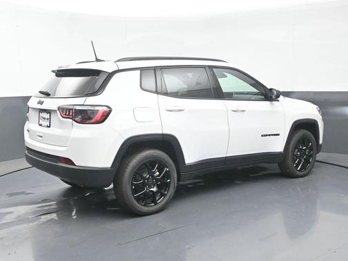 Bright White Clearcoat 2026 Jeep Compass Latitude