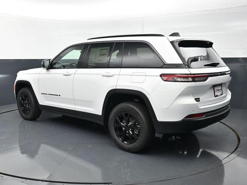 Bright White Clearcoat 2026 Jeep Grand Cherokee Altitude