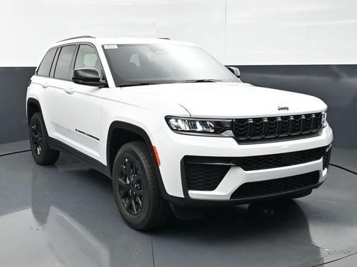 Bright White Clearcoat 2026 Jeep Grand Cherokee Altitude
