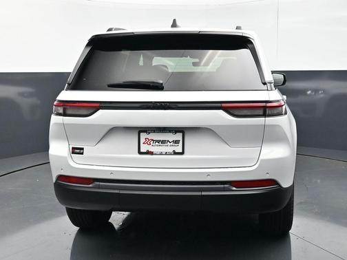 Bright White Clearcoat 2026 Jeep Grand Cherokee Altitude