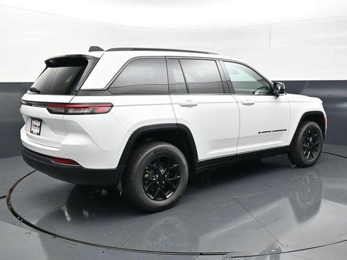 Bright White Clearcoat 2026 Jeep Grand Cherokee Altitude