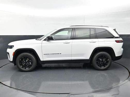 Bright White Clearcoat 2026 Jeep Grand Cherokee Altitude