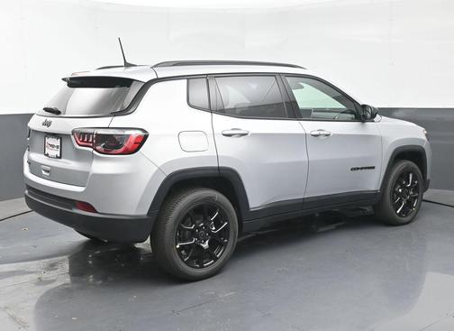 Silver Zynith Metallic Clearcoat 2026 Jeep Compass Latitude