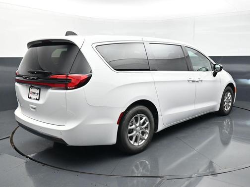 Bright White Clearcoat 2027 Chrysler Pacifica L
