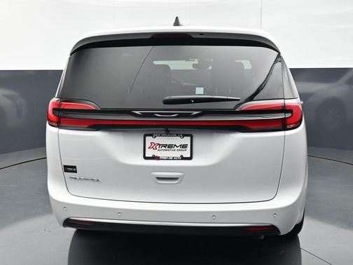 Bright White Clearcoat 2027 Chrysler Pacifica L