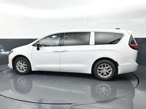 Bright White Clearcoat 2027 Chrysler Pacifica L