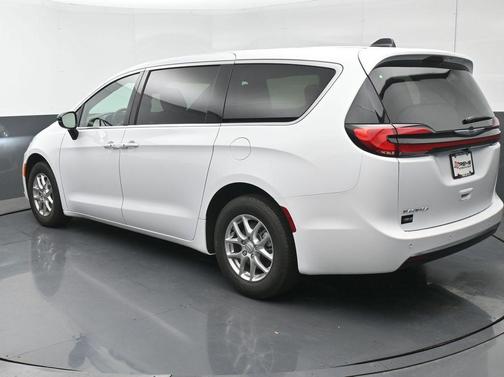 Bright White Clearcoat 2026 Chrysler Pacifica L