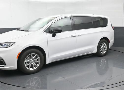 Bright White Clearcoat 2026 Chrysler Pacifica L