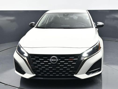 Glacier White 2023 Nissan Altima SR FWD