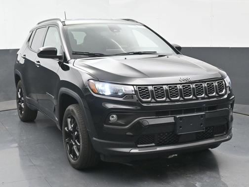 Diamond Black Crystal Pearlcoat 2026 Jeep Compass Latitude