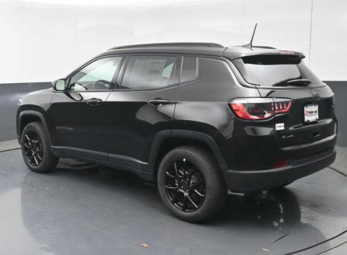 Diamond Black Crystal Pearlcoat 2026 Jeep Compass Latitude