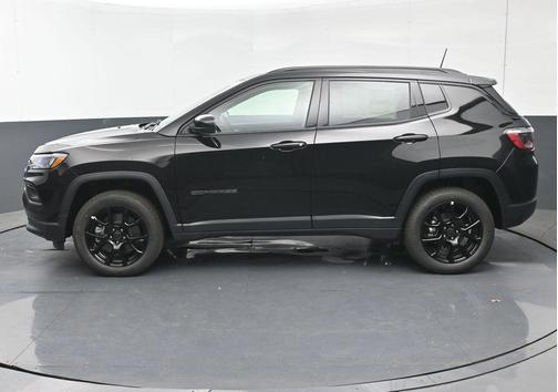 Diamond Black Crystal Pearlcoat 2026 Jeep Compass Latitude