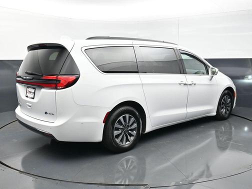 Bright White Clearcoat 2022 Chrysler Pacifica Hybrid Touring L