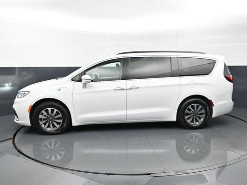 Bright White Clearcoat 2022 Chrysler Pacifica Hybrid Touring L
