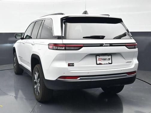 Bright White Clearcoat 2027 Jeep Grand Cherokee Laredo