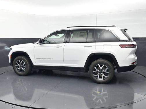 Bright White Clearcoat 2027 Jeep Grand Cherokee Laredo