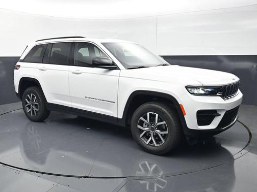 Bright White Clearcoat 2027 Jeep Grand Cherokee Laredo