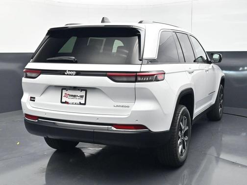 Bright White Clearcoat 2027 Jeep Grand Cherokee Laredo
