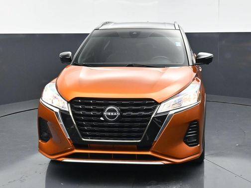 Monarch Orange Metallic/Super Black 2023 Nissan Kicks SR