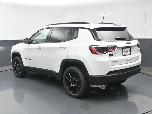 Bright White Clearcoat 2026 Jeep Compass Latitude