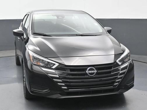 Super Black Metallic 2025 Nissan Versa 1.6 SV