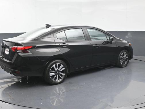 Super Black Metallic 2025 Nissan Versa 1.6 SV