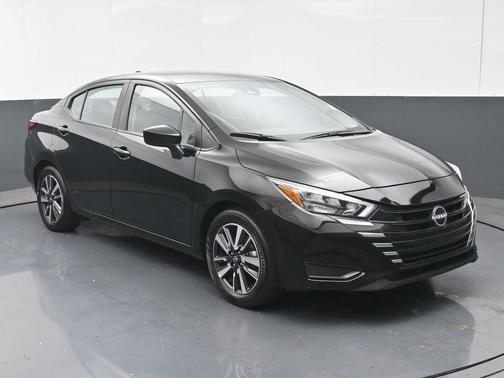 Super Black Metallic 2025 Nissan Versa 1.6 SV