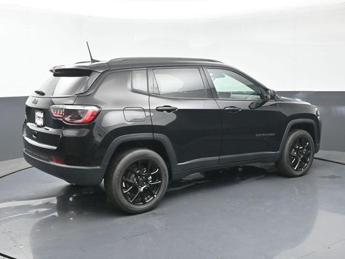 Diamond Black Crystal Pearlcoat 2026 Jeep Compass Latitude